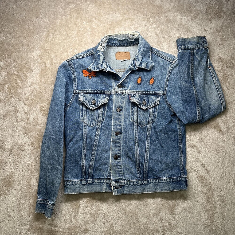 Levi's Denim Trucker Jacket Mens Medium Blue Embroidered Palm Trees Distressed